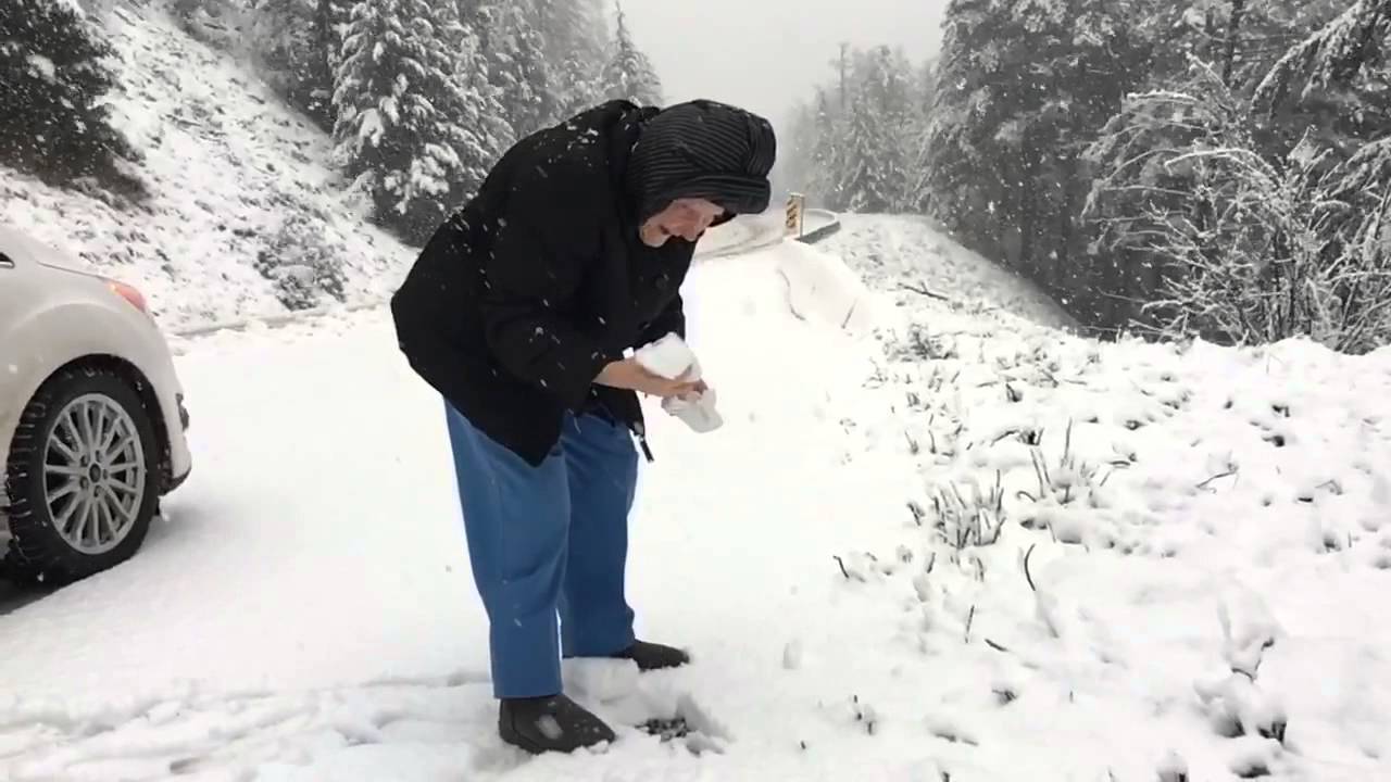 Невероятно трогательно! 101-летняя мама радуется снегу, как дитя!