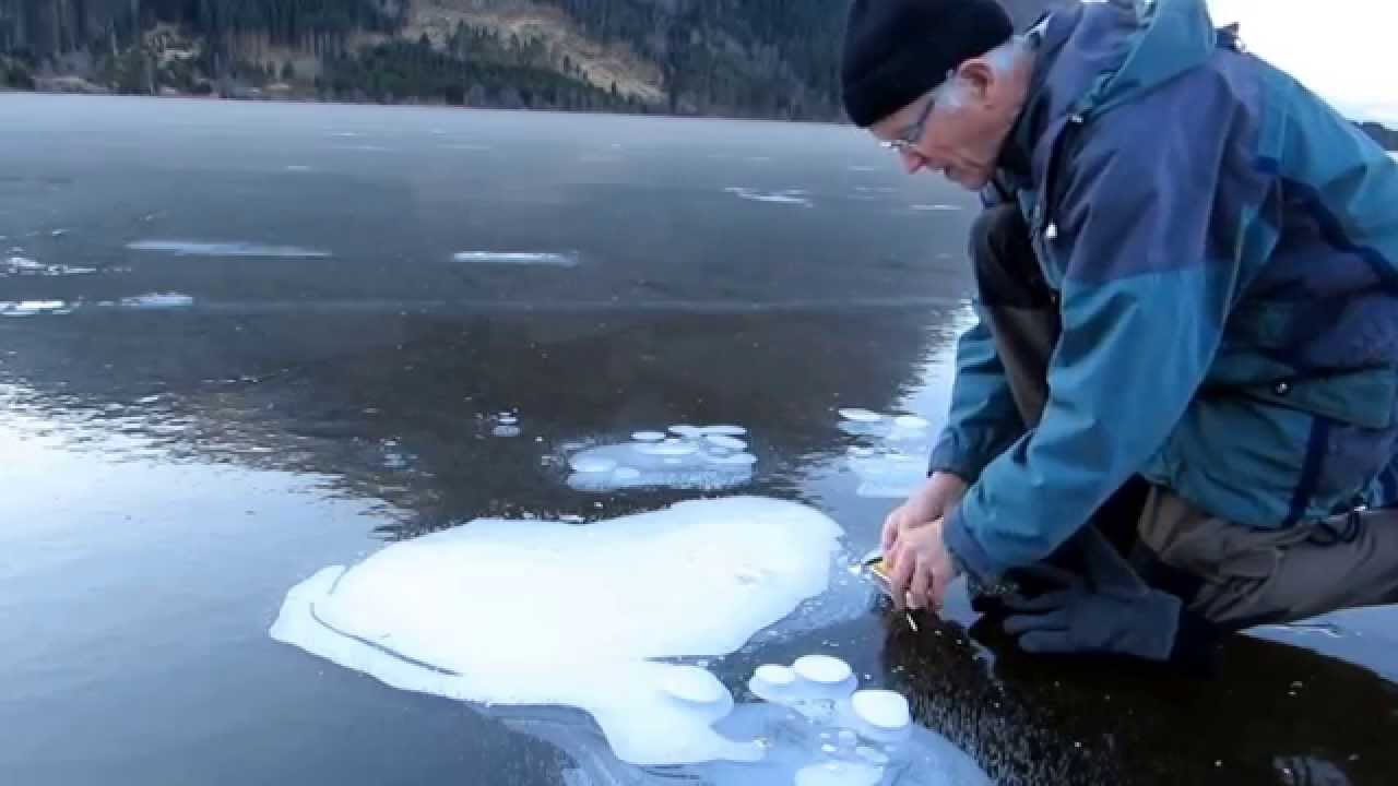 Он сделал дыру в замерзшем озере, а потом случилось невероятное!