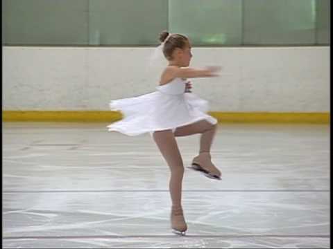 Смотри, как катается на коньках эта 7-летняя девочка!