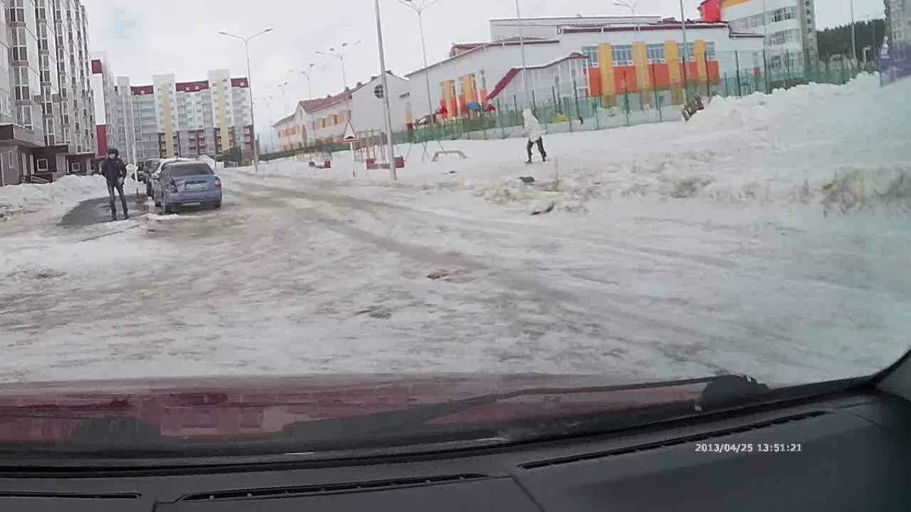 Ветер в Ханты-Мансийске сбивает людей с ног!