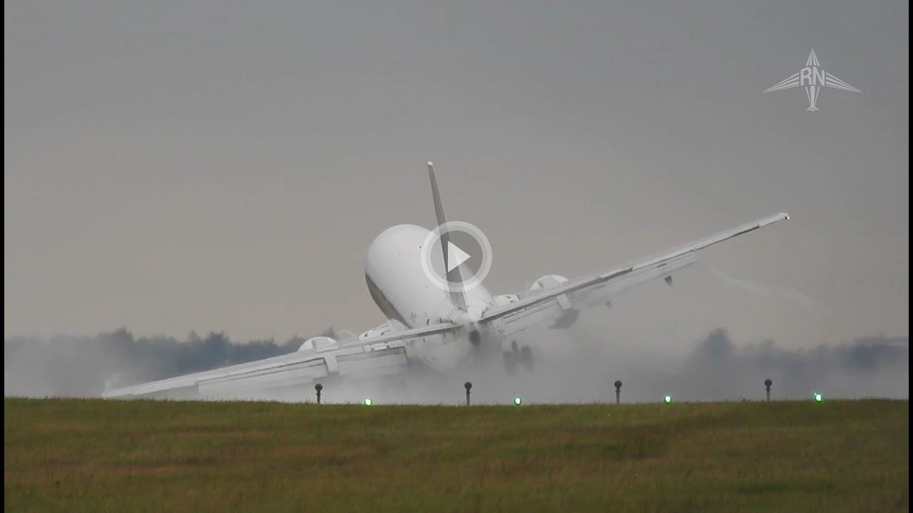 Это невероятная посадка пассажирского самолета при сильном боковом ветре!
