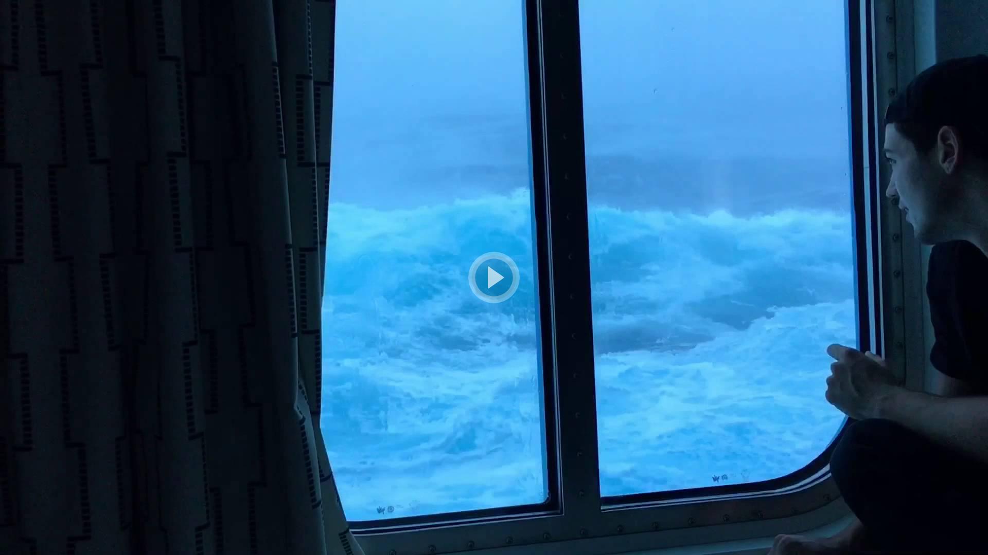 Это невероятные волны, шторм и пугающий вид на 3-ей палубе!