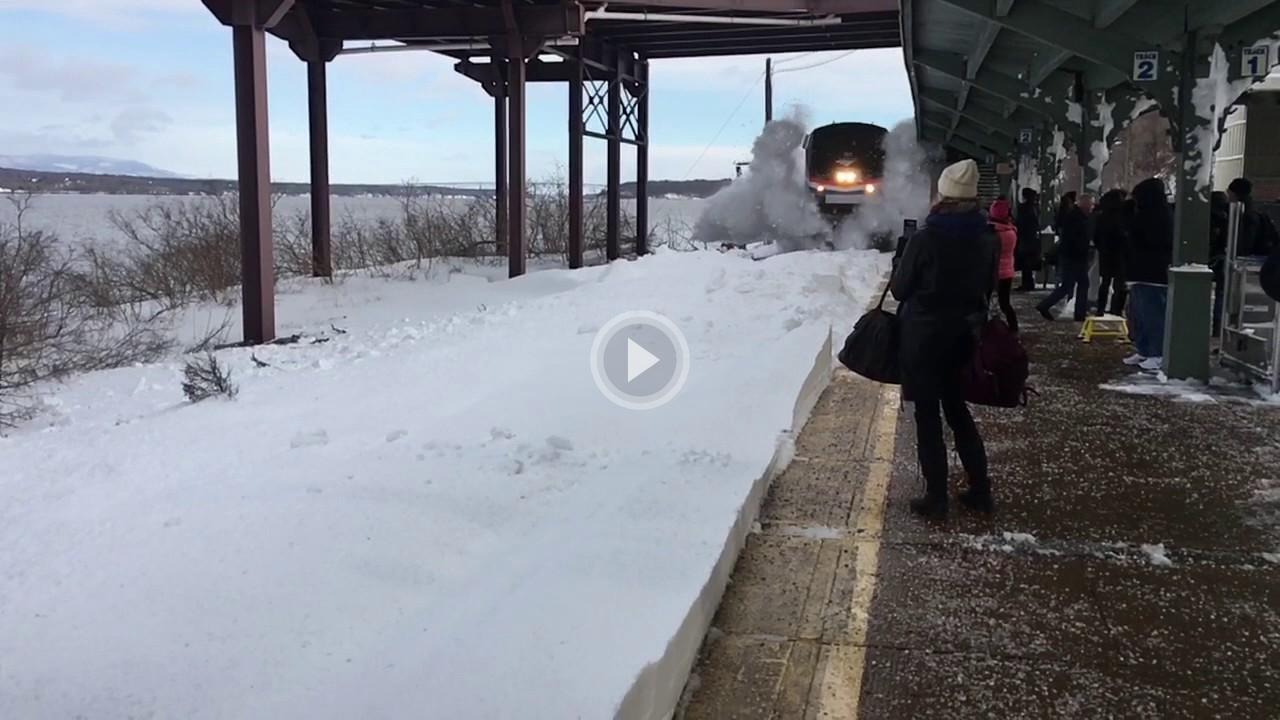 Они просто ждали поезд зимой на платформе… — дождались!