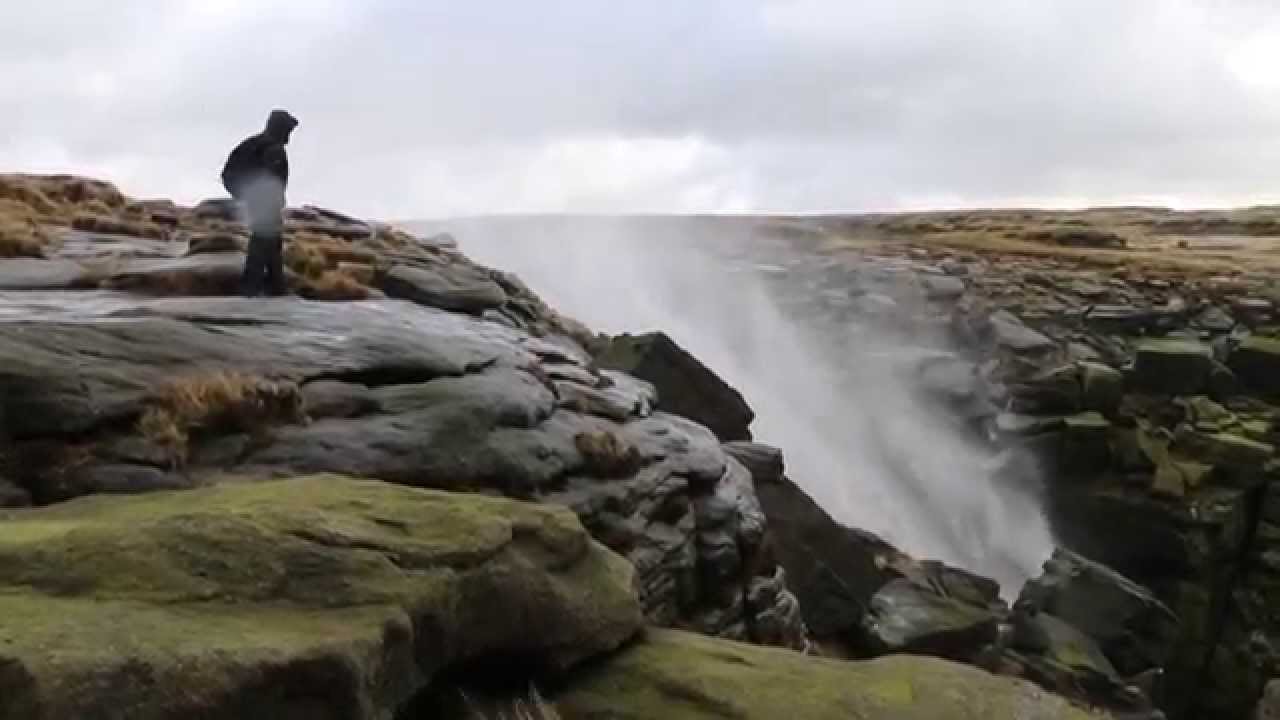 В этом водопаде вода льется вверх! Чудо природы!