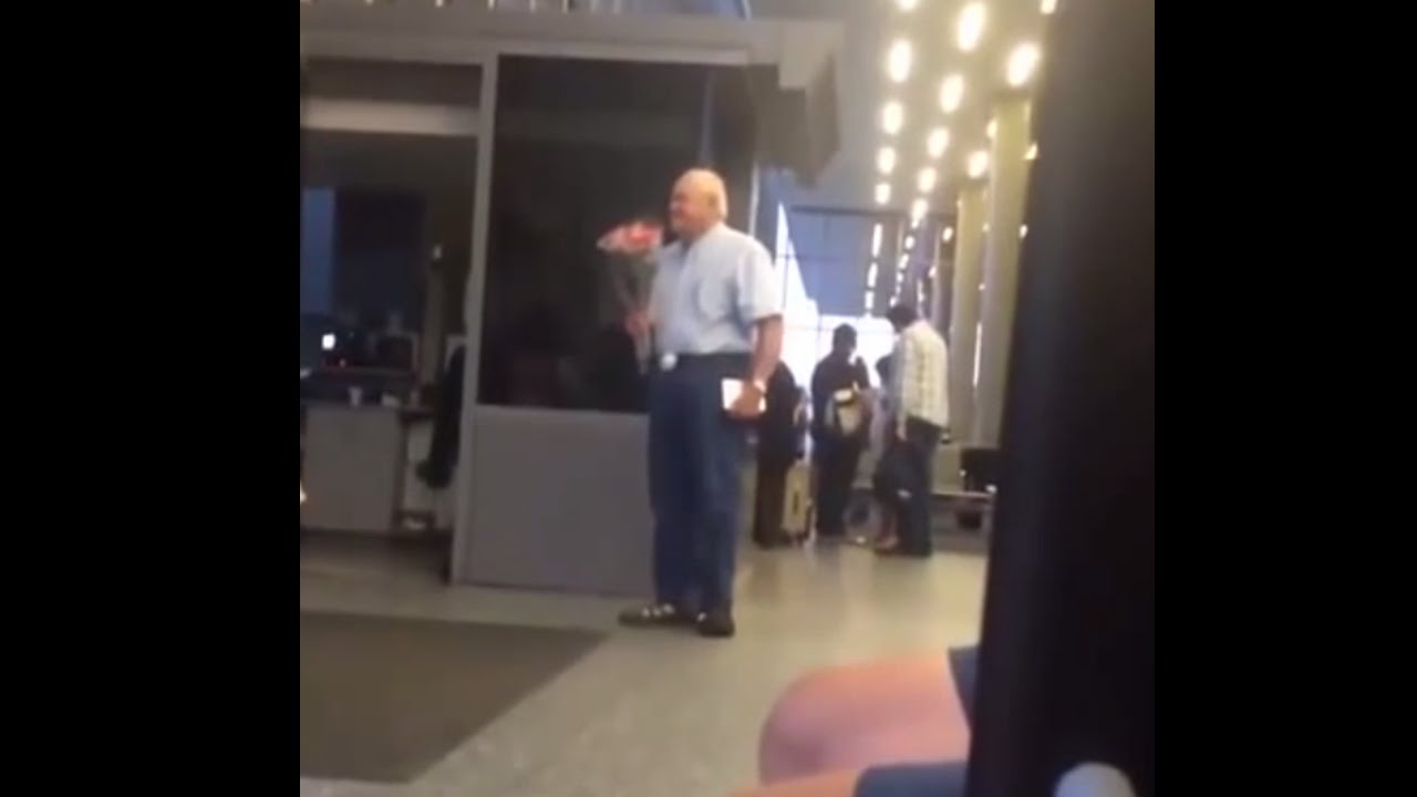 Он стоял с букетом в аэропорту. То, что произошло дальше – очень трогательно!