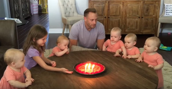 Папа этих шести малышек решил сам задуть свечи! Посмотри на них!
