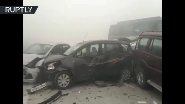 Целых 13 авто столкнулись на автобане в Индии от смога!