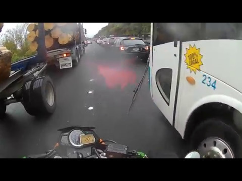 Это какой-то карате-автобус! Он напал на мотоциклиста!