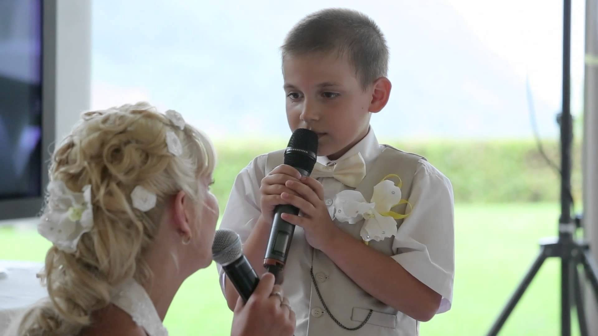Маленький сын спел вместе с мамой на свадьбе – так трогательно!
