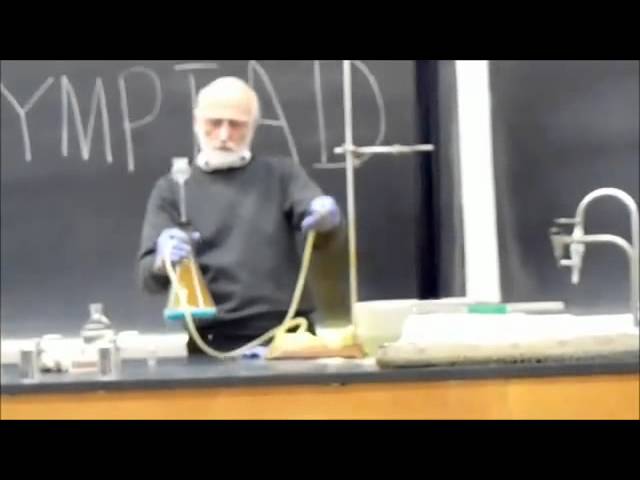 Это точно самый любимый и необычный преподаватель химии! Смотри, что он выделывает!