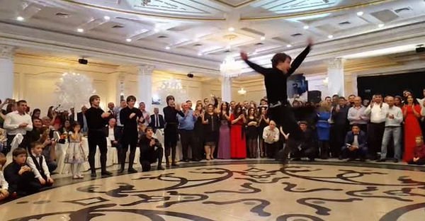 Это необыкновенный танцевальный баттл между кавказцами и сибиряками!