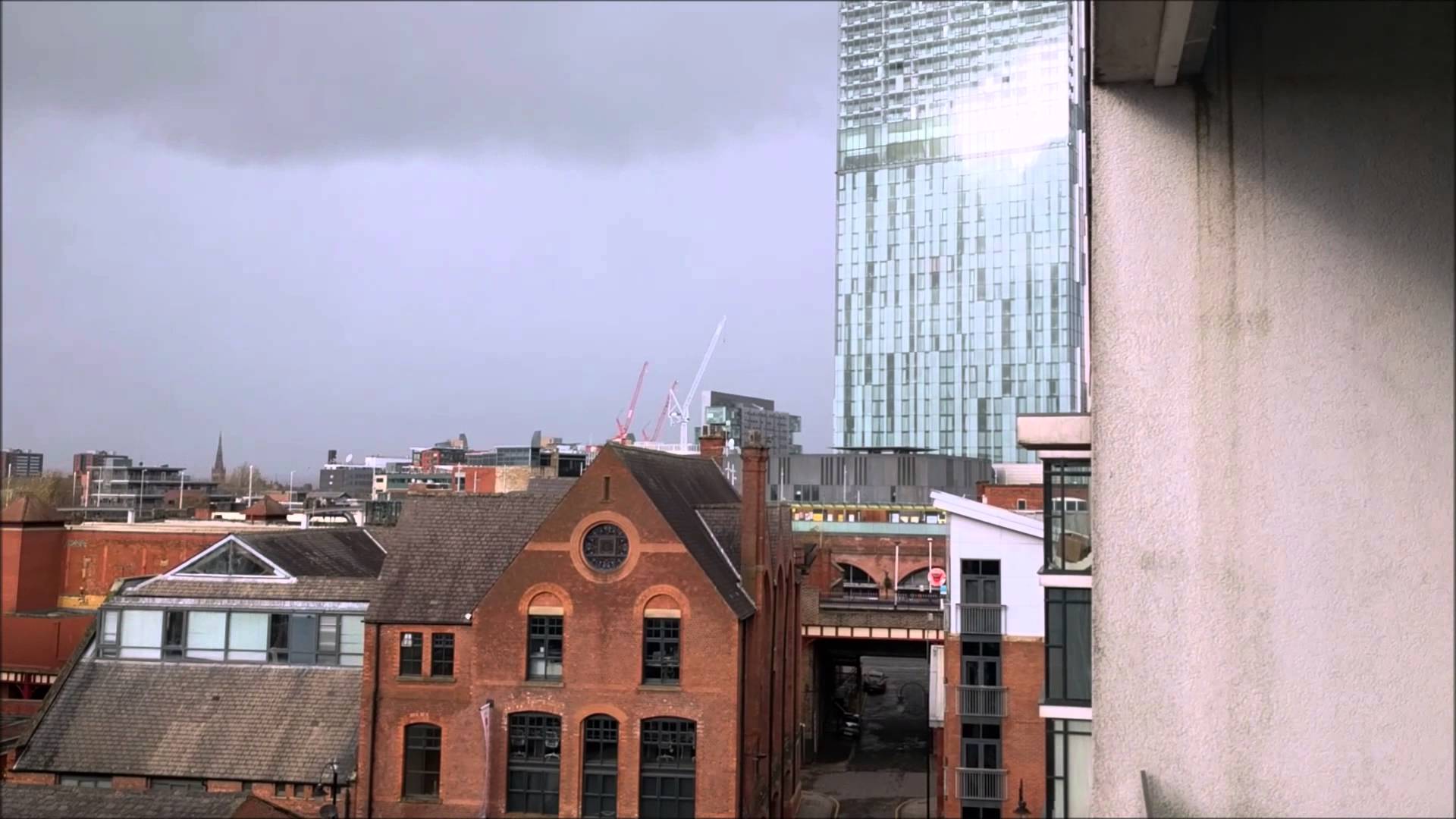 Странные звуки дома. Небоскреб «Битхэм-Тауэр» в Манчестере. Звучащие здания. Дом с сильным ветром в Лондоне. PDER BP building.