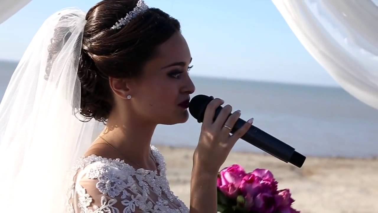 Песни невесты видео. Невеста поет жениху. Невеста поет на свадьбе. Невеста поёт жениху на свадьбе. Невеста песня.