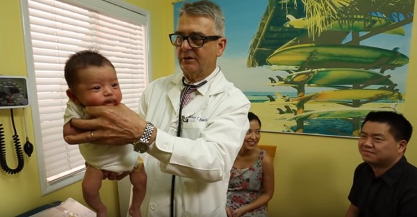 Этот педиатр показывает, как быстро успокоить плачущего малыша!