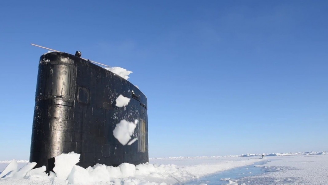 Всплытие подводной лодки в арктических льдах